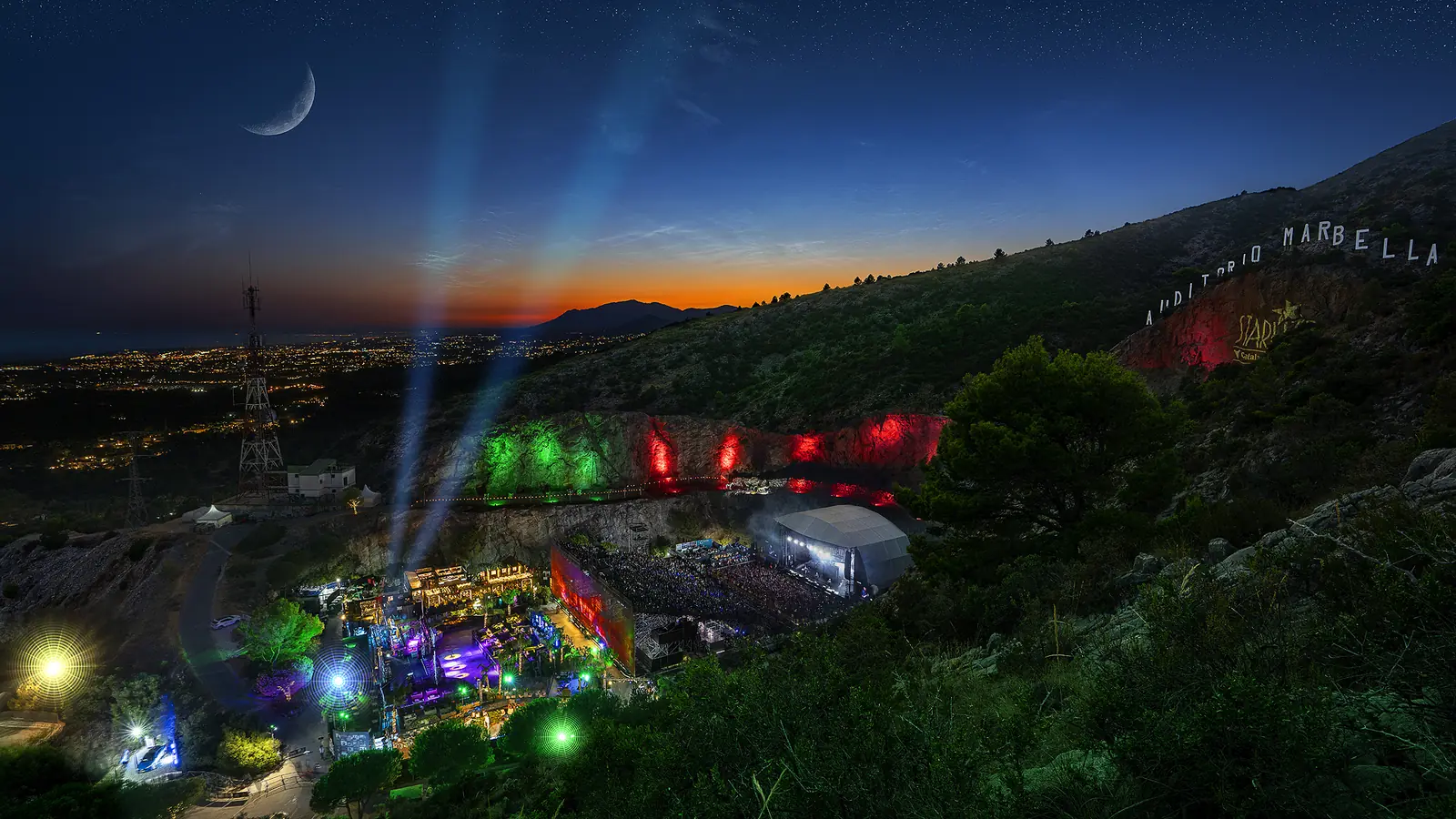 Recinto de Starlite iluminado de noche en Marbella