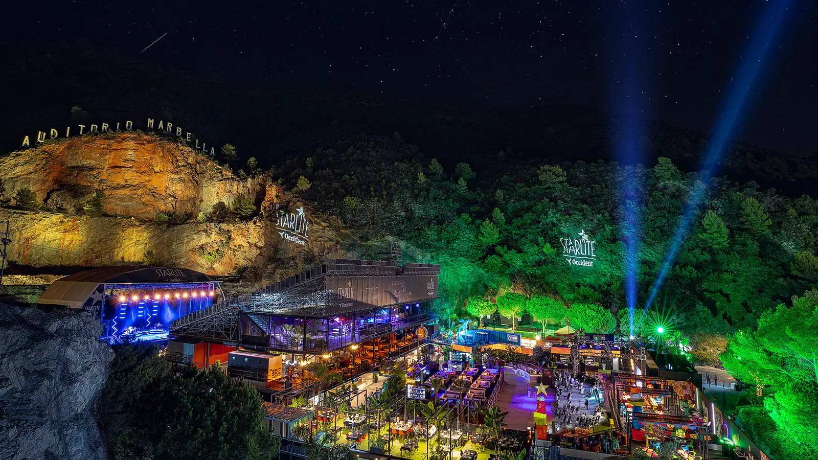 Escenario de Starlite con luces y público
